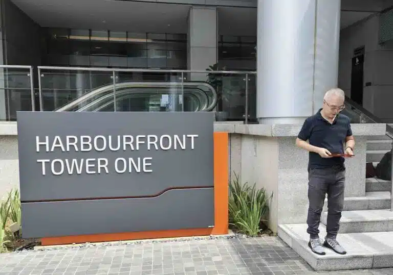 Famous Feng Shui Master KL 吉隆坡著名风水师 Dr Cheng during business feng shui service for office for MNC company at Harbour Front Tower in Singapore